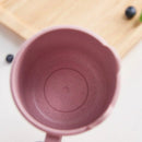 po de enxaguatório bucal com expressão de desenho animado de palha