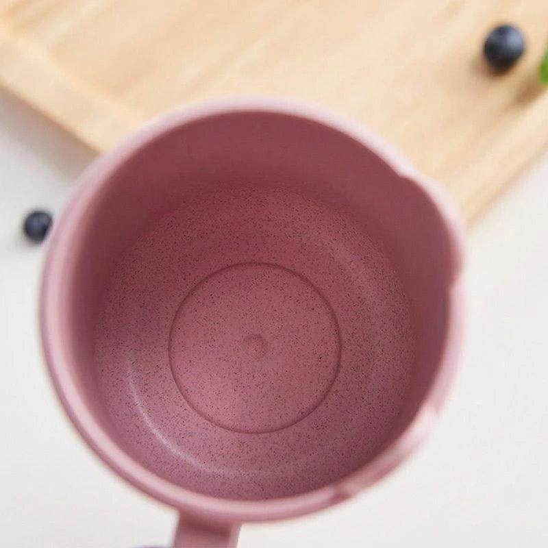 po de enxaguatório bucal com expressão de desenho animado de palha